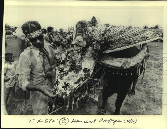 1983 Press Photo Thailand-Farmer fixes mask on his buffalo for beauty contest - Historic Images