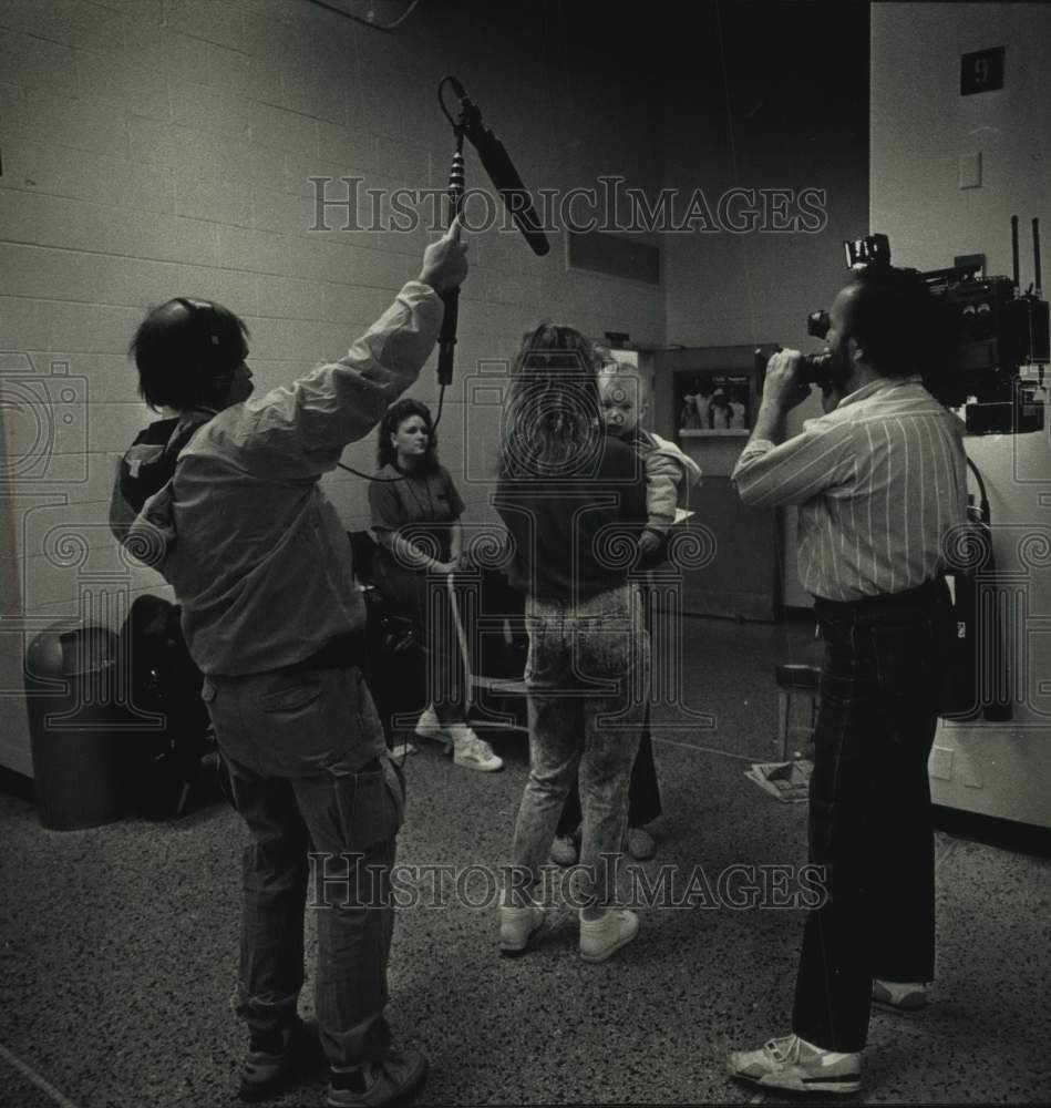 1990 Press Photo &quot;48 Hours&quot; reporters interviewing Susan Wielenbeck, Wisconsin - Historic Images