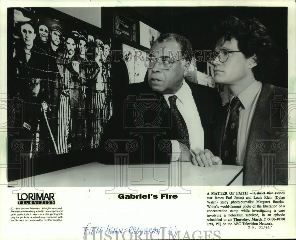 1991 Press Photo James Earl Jones &amp; Dylan Walsh on &quot;Gabriel&#39;s Fire&quot; - mjc33463 - Historic Images