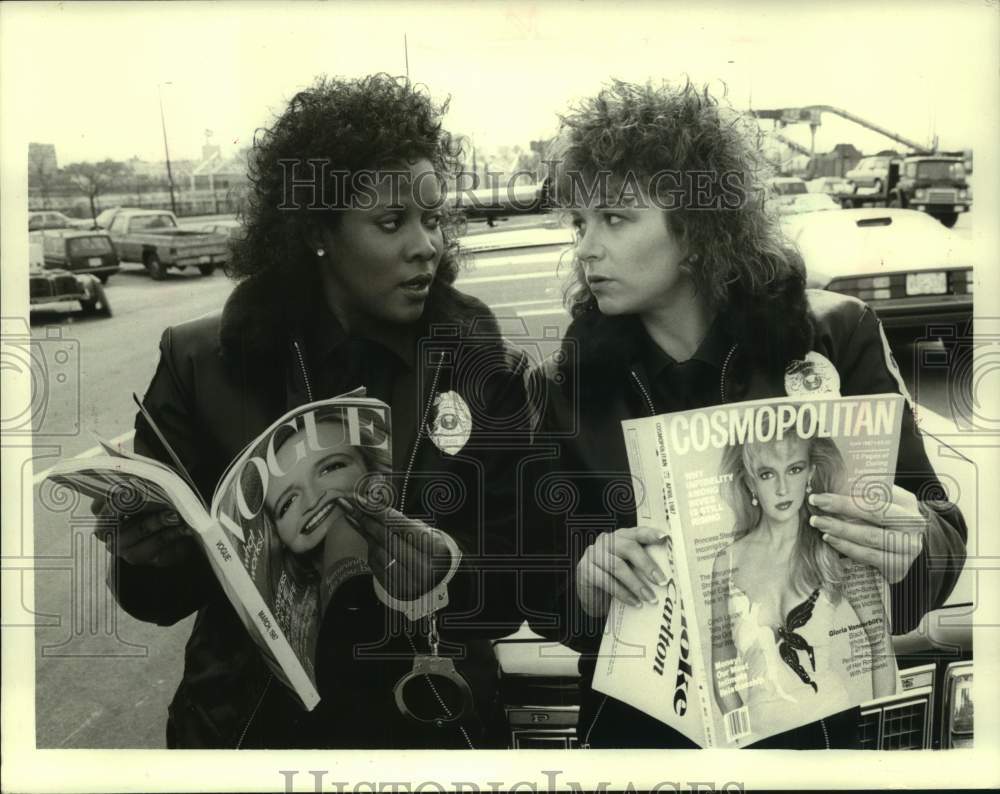 1987 Press Photo Actresses Dinah Manoff &amp; Loretta DeVine star in &quot;Sirens&quot; - Historic Images