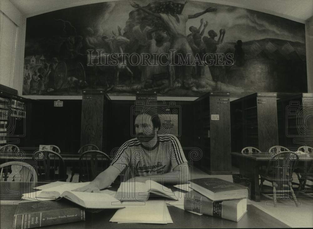 1984 Press Photo Attorney Michael Vinopal researches at University of Wisconsin - Historic Images