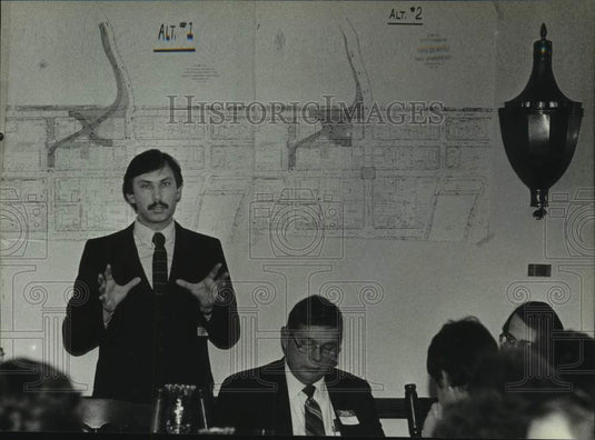 1984 Press Photo City Administrator Steve Stapleton in Port Washington Wisconsin - Historic Images