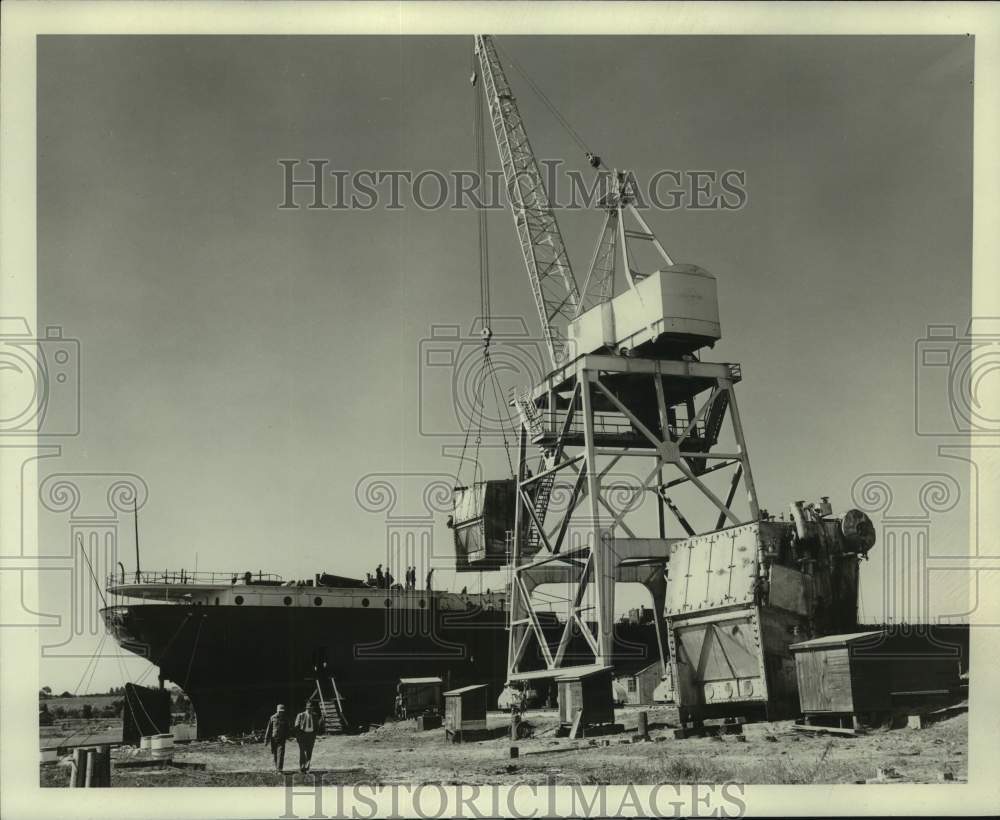 Press Photo Ship being loaded with a crane - mjc33539 - Historic Images