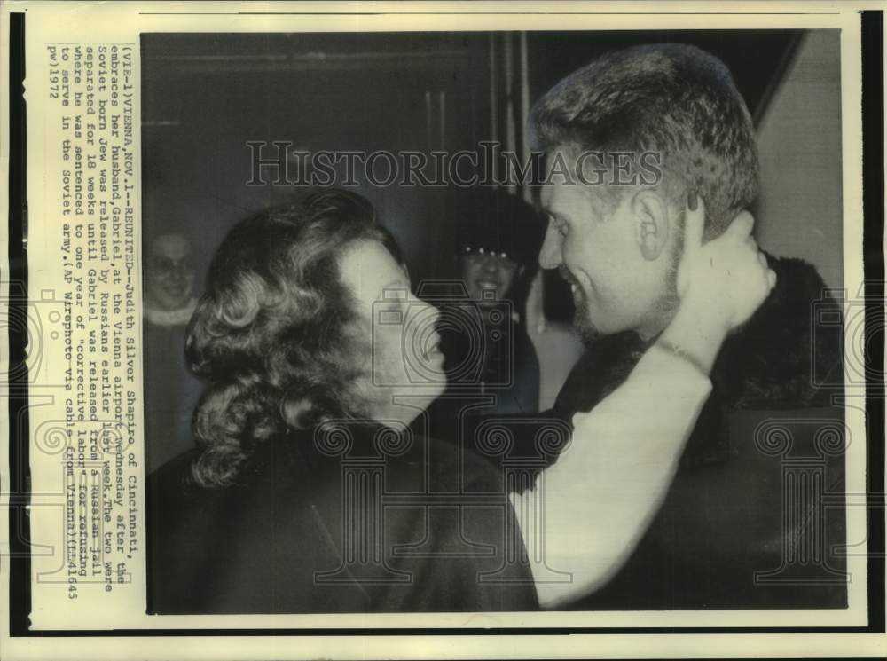 1972, Judith Silver Shapiro embraces husband Gabriel, Vienna airport - Historic Images