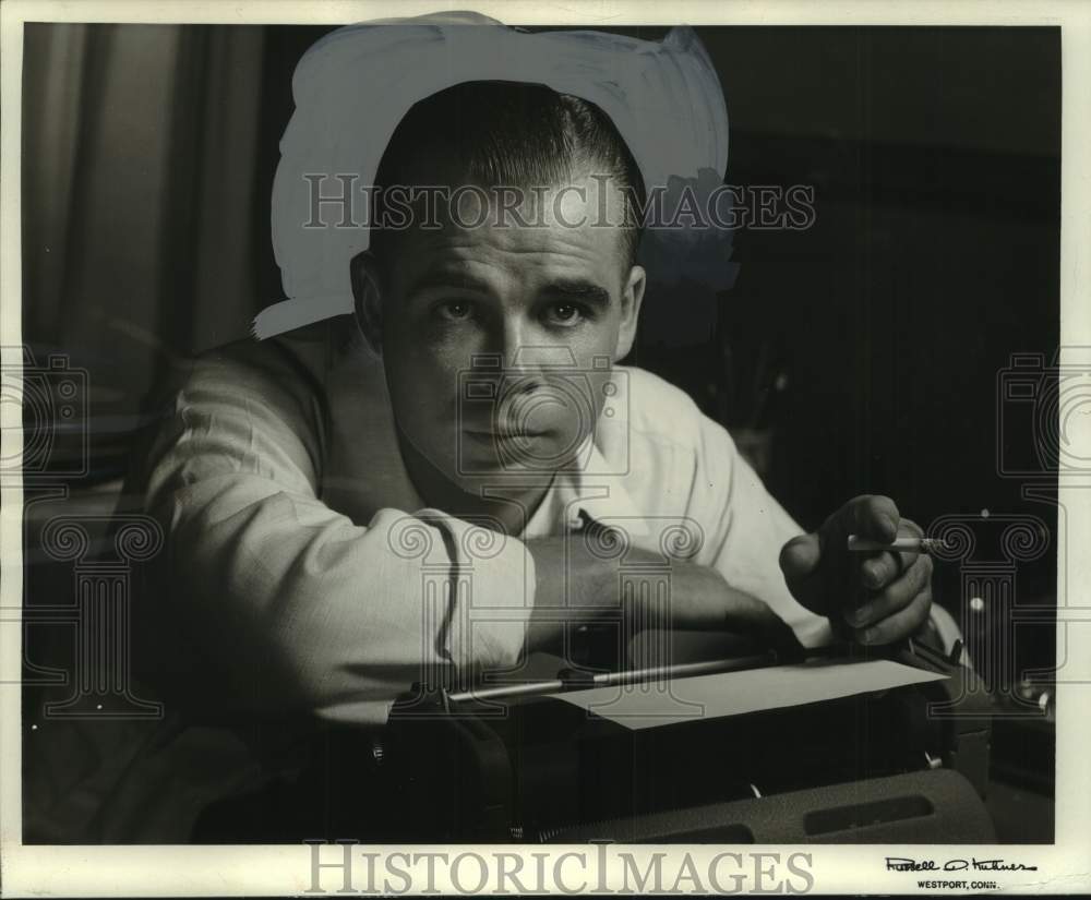 1955 Press Photo Robert J. Shaw, television writer living in New York city - Historic Images