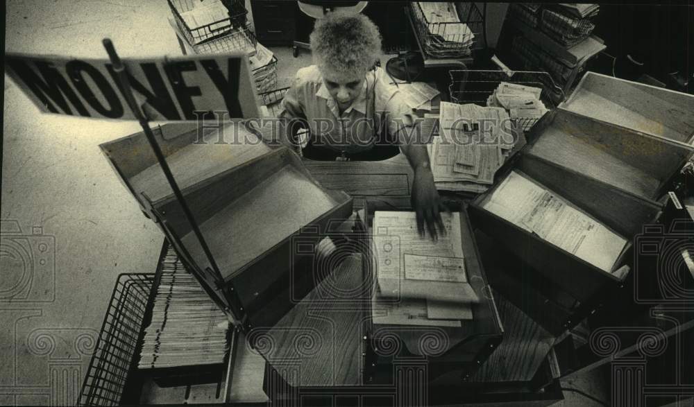 1988 Press Photo Rosa Harris removes payments from tax returns in Kansas - Historic Images