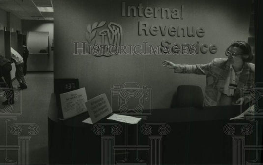 1994 Press Photo IRS representative Anna Look and taxpayers, Reuss Federal Plaza - Historic Images