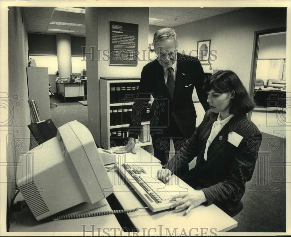 1987 Press Photo Henry Reuss &amp; Nancy Sitzberger at new IRS office in Milwaukee - Historic Images