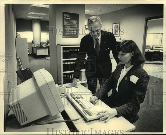 1987 Press Photo Henry Reuss & Nancy Sitzberger at new IRS office in Milwaukee - Historic Images