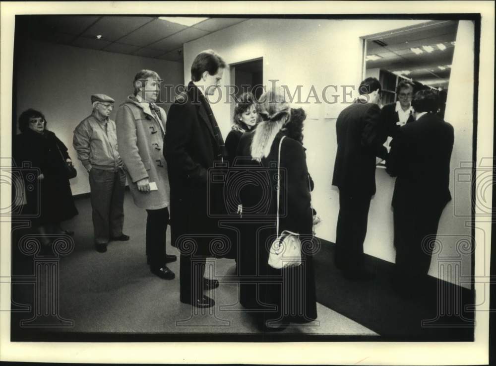 1992 Press Photo Taxpayers in line for forms at the Internal Revenue Service - Historic Images