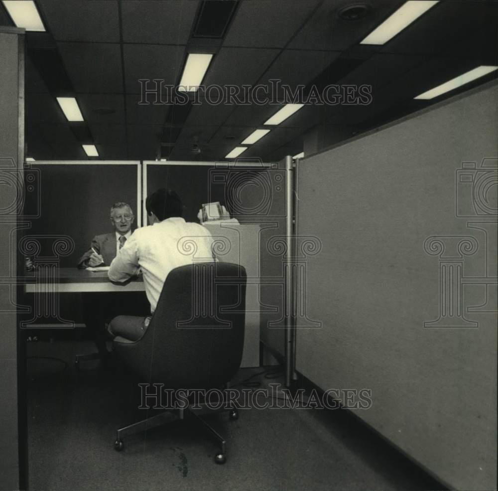 1987 Press Photo Joseph Bagin conducts Internal Revenue Service audit, Milwaukee - Historic Images