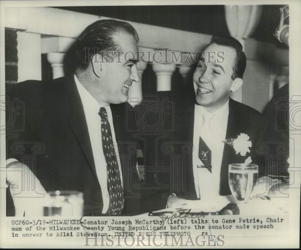 1954 Press Photo Senator Joseph McCarthy talks to Gene Petrie in Milwaukee - Historic Images