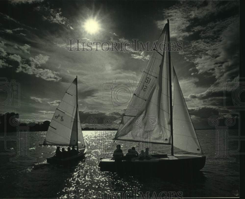 1985 Press Photo Sailboats on the water in University of Wisconsin sailing class - Historic Images