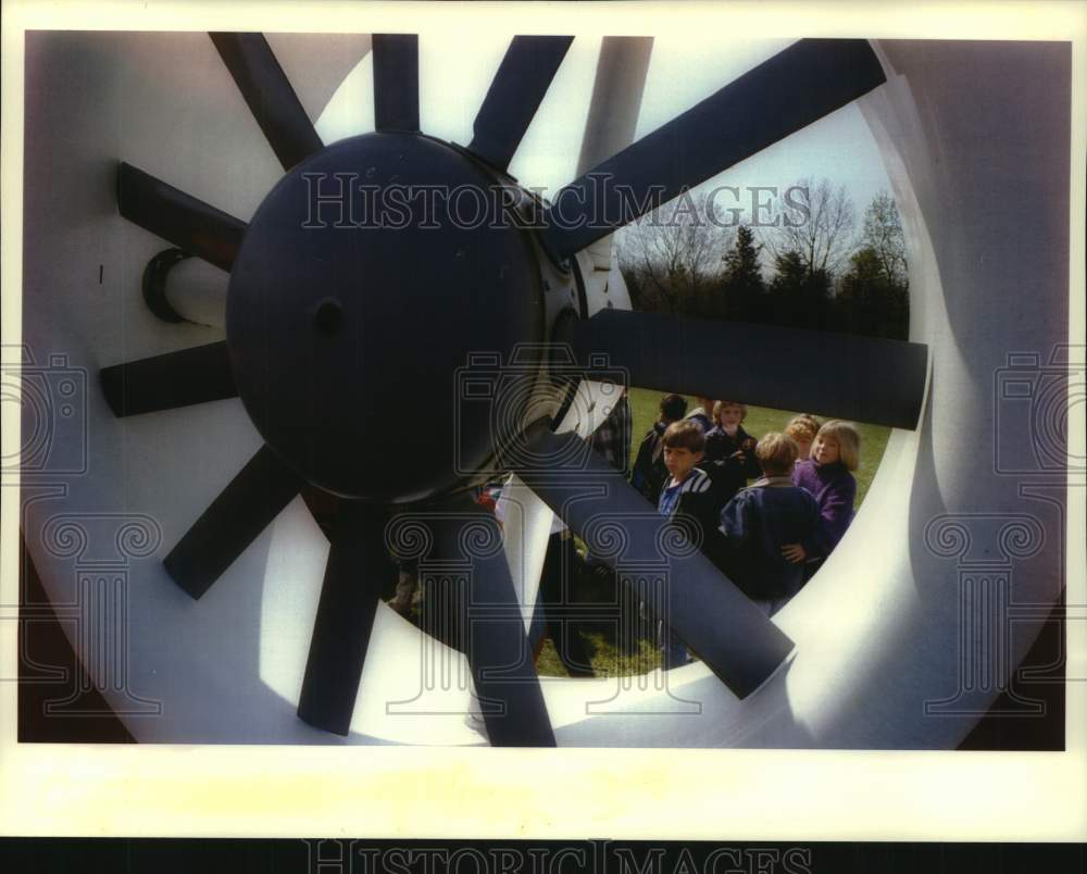 1994 Press Photo Students look through helicopter&#39;s tail rotor blade - mjc33618 - Historic Images