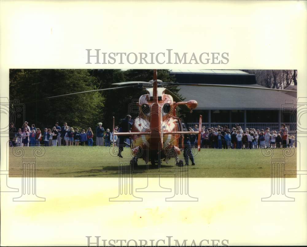 1994 Press Photo Coast Guard helicopter at University Lake School in Delafield - Historic Images