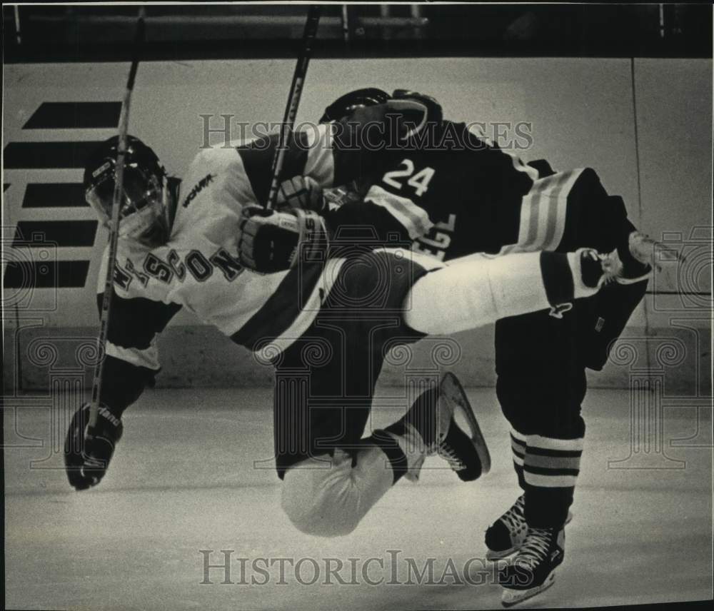 1992 Press Photo Ulvis Katlaps and Jerry Buckely play hockey at Bradley Center - Historic Images