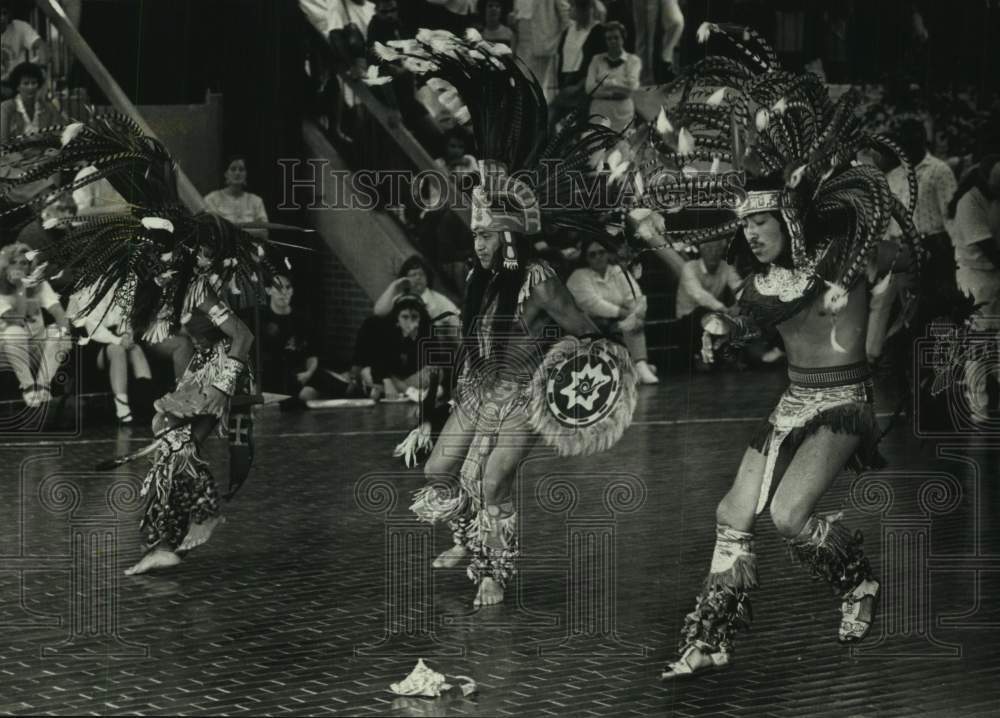 1989 Press Photo Ximali Aztec dance group perform at University of Wisconsin - Historic Images