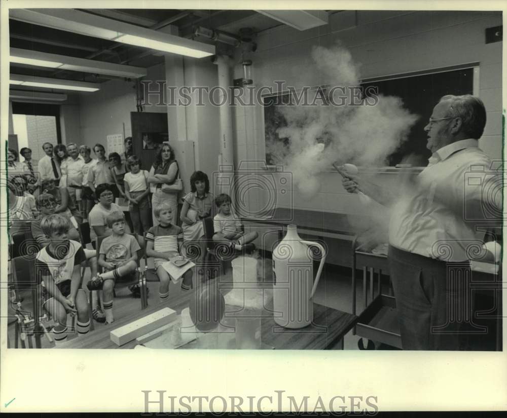 1983 Press Photo UW Dir Raymond Stevenson Demonstrates Cold during Open House - Historic Images