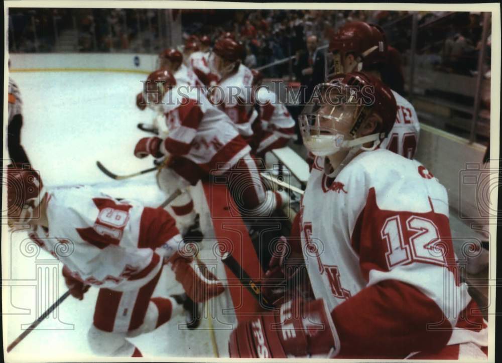 1994 Press Photo Jamie Spencer watches the last seconds of the clock in game - Historic Images