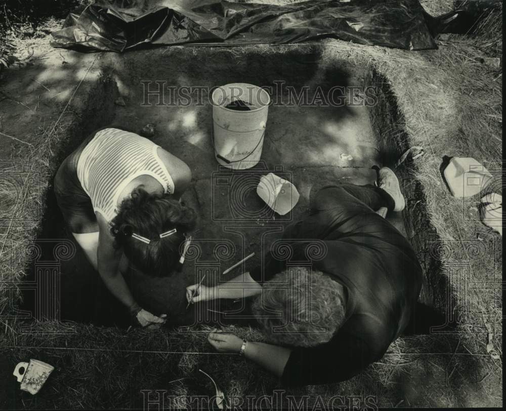 1988 Press Photo University of Wisconsin-Milwaukee archeology student Liz Wilson - Historic Images