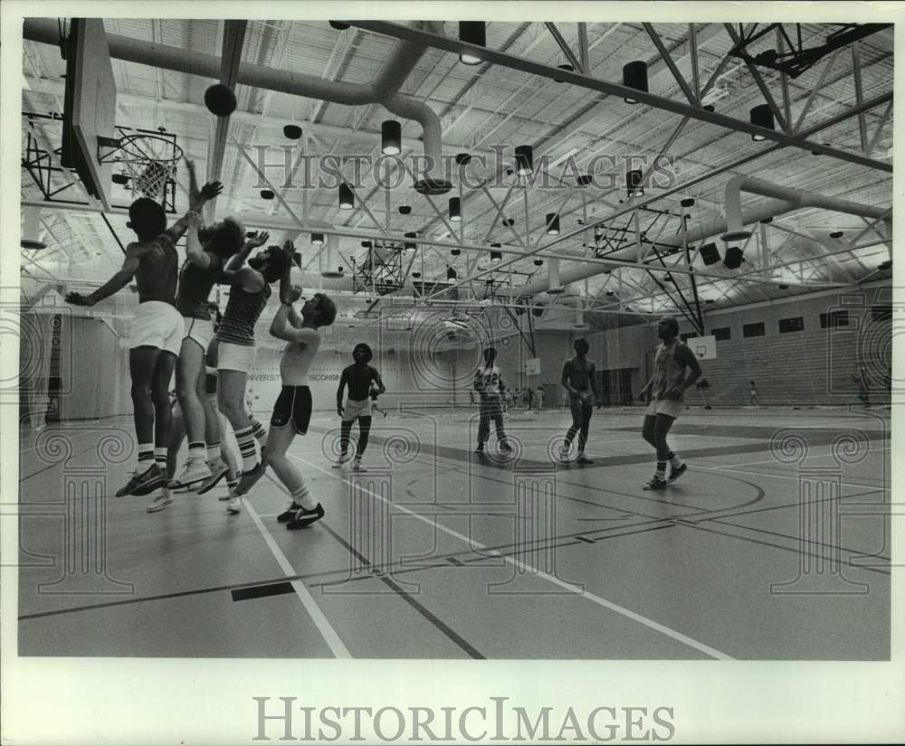 1977 Press Photo University of Wisconsin-Madison students playing basketball - Historic Images