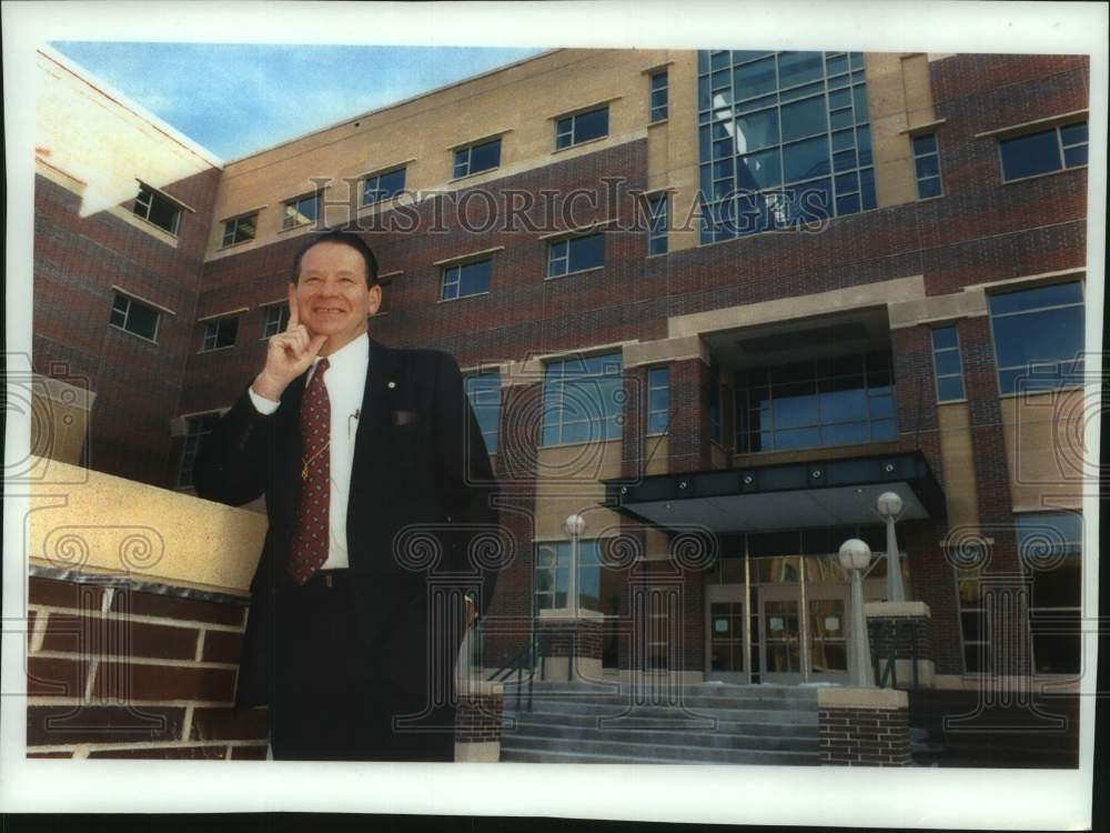 1994 Press Photo Dean Eric Schenker in front of UW - Milwaukee Business School - Historic Images