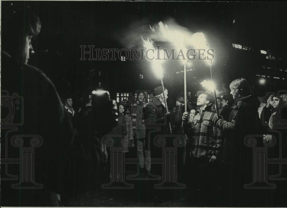1969 Press Photo Demonstrators from University of Wisconsin hold torches - Historic Images
