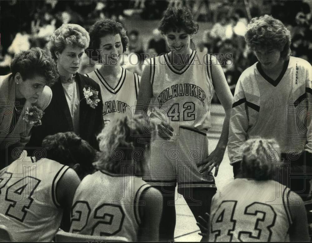 1991 Press Photo Kathy Kamrath &amp; teammates listen to coach Kelling during game - Historic Images