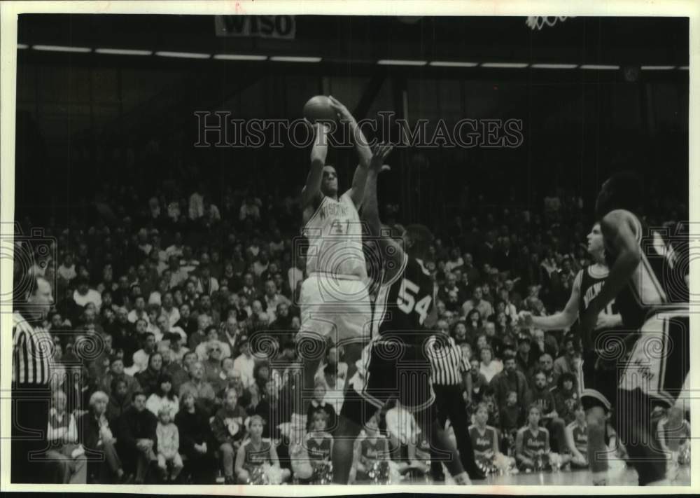 1992 Press Photo Wisconsin&#39; Damon Harrell &amp; Byron Jackson during basketball game - Historic Images