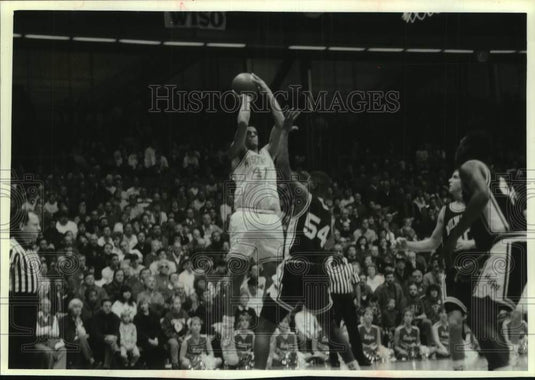 1992 Press Photo Wisconsin' Damon Harrell & Byron Jackson during basketball game - Historic Images