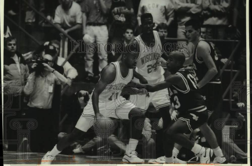 1992 Press Photo Tracy Webster, new guard for the Badgers, during game - Historic Images