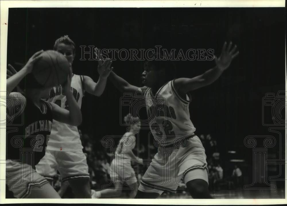 1992 Press Photo Wisconsin&#39;s Sharon Johnson &amp; Jen Waterman in basketball game - Historic Images