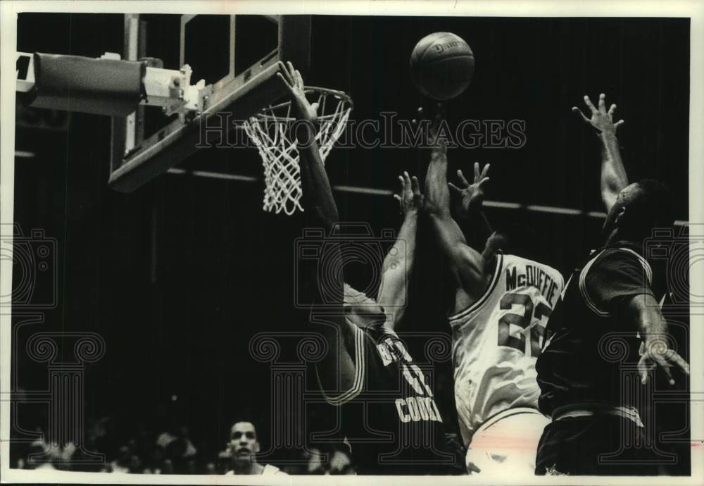 1992 Press Photo Otto McDuffie shoots a shot during basketball game - mjc33701 - Historic Images