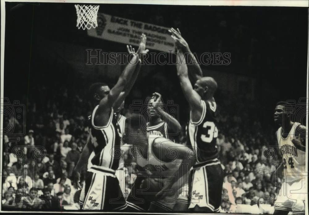 1992 Press Photo Damon Harrell, Ray Perine, and others during basketball game - Historic Images