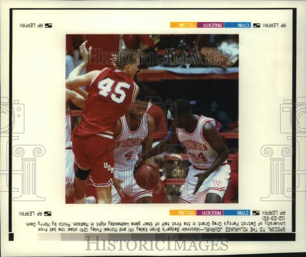 1992 Press Photo Brian Kelley and Michael Finley play in basketball game - Historic Images