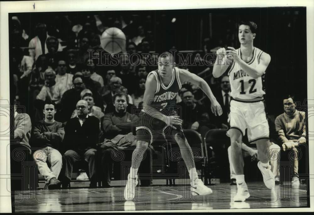 1993 Press Photo Jason Johnsen and Robb Logtermann during basketball game - Historic Images