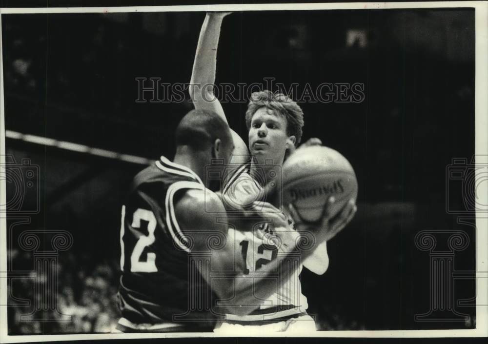 1993 Press Photo Chris Conger and Johnnie Jones play in basketball game - Historic Images