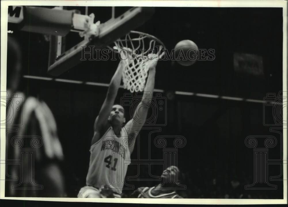 1993 Press Photo Wisconsin University Basketball player Damon Harrell, dunk fail - Historic Images