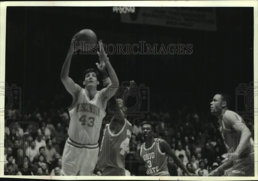 1993 Press Photo Wisconsin University Basketball player Jeff Petersen scores - Historic Images