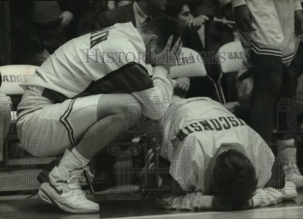 1993 Press Photo Wisconsin University Basketball players react to losing game - Historic Images