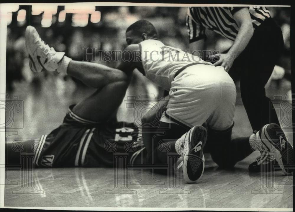 1993 Press Photo Wisconsin University Basketball player Damon Harrell grabs ball - Historic Images