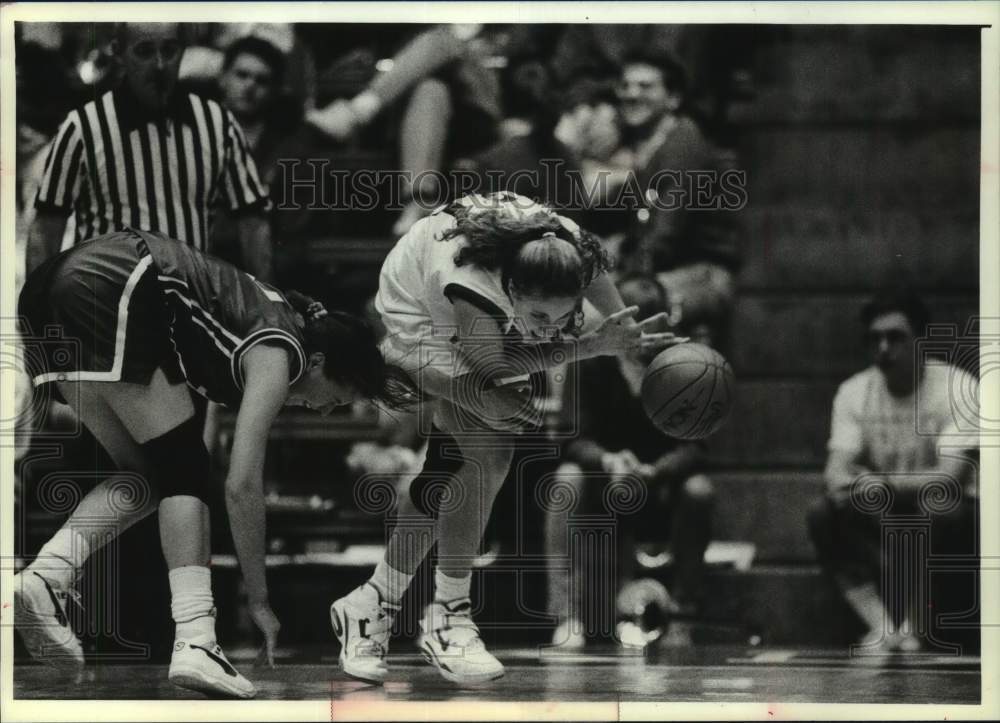 1993 Press Photo Wisconsin University Basketball player Katie Voigt grabs ball - Historic Images