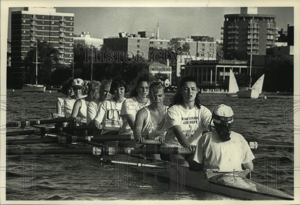 1992 Press Photo Members of Coach Sue Ela&#39;s crew team row on Lake Mendota - Historic Images