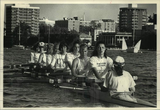 1992 Press Photo Members of Coach Sue Ela's crew team row on Lake Mendota - Historic Images