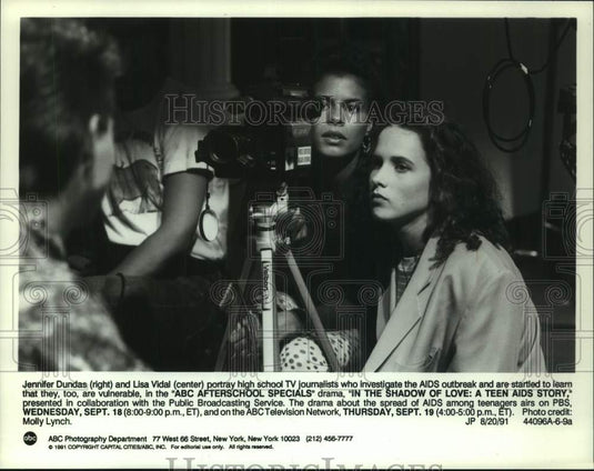 1991 Press Photo Lisa Vidal and Jennifer Dundas act in "In the Shadow of Love" - Historic Images