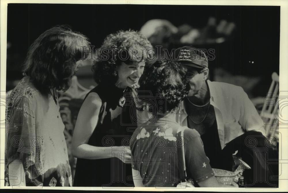 1991 Press Photo Janet Moore, with others, on &quot;Candid Camera.&quot; Wisconsin - Historic Images