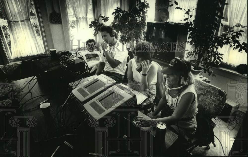 1991 Press Photo Candid Camera&#39;s crew preparing for show at home in Wauwatosa - Historic Images