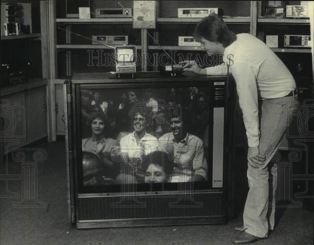 1985 Press Photo Tiny TV on top of large television at Soundstage, Wisconsin - Historic Images