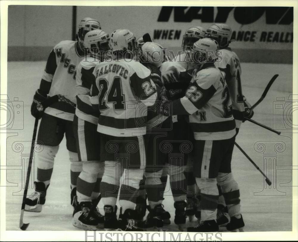 1995 Press Photo Max Williams surrounded by University of Wisconsin Hockey team - Historic Images