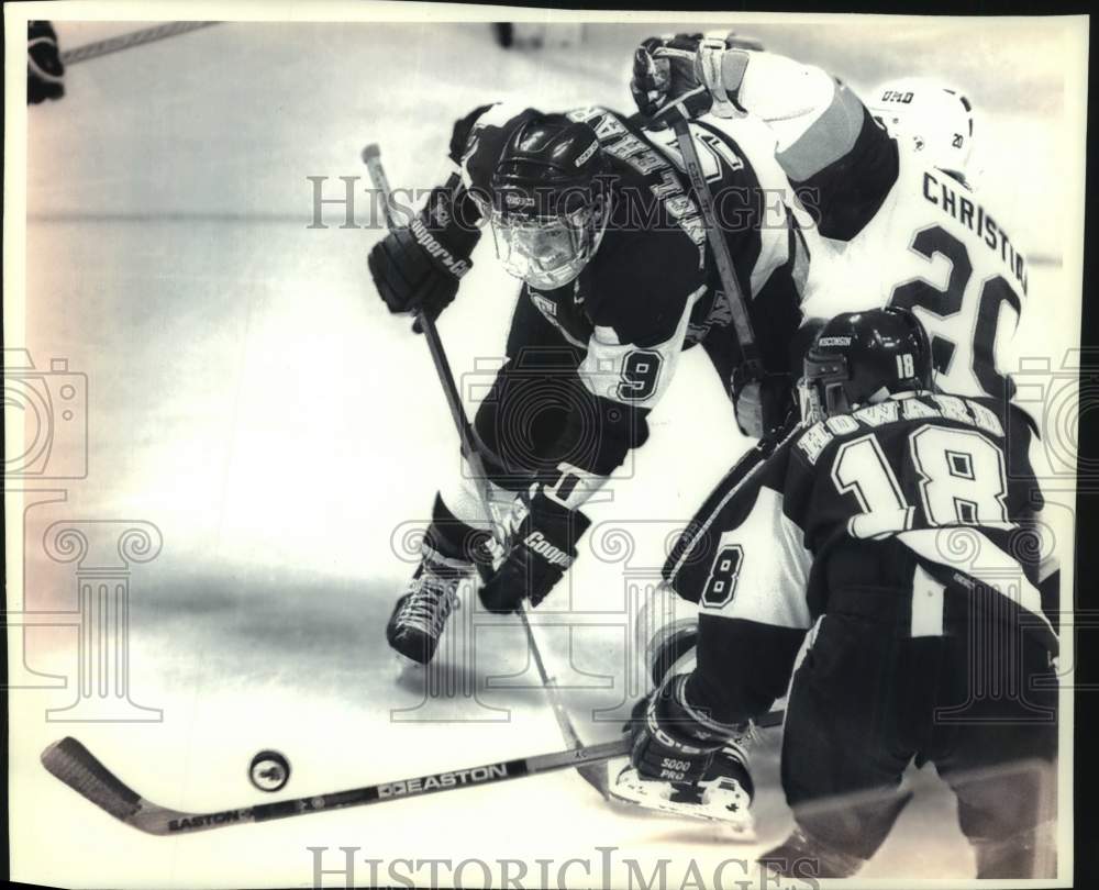 1995 Press Photo Wisconsin University&#39;s Brad Englehart &amp; Troy Howard play hockey - Historic Images